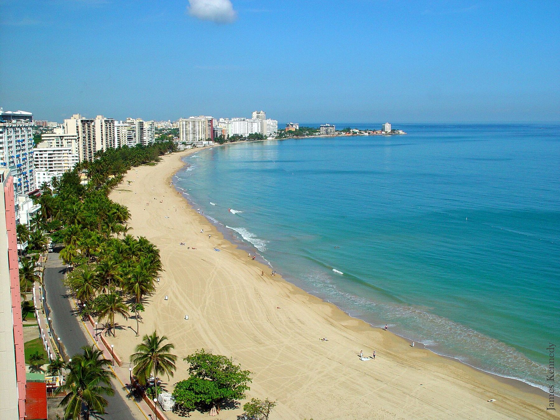 Playa y hoteles de Isla Verde en Carolina